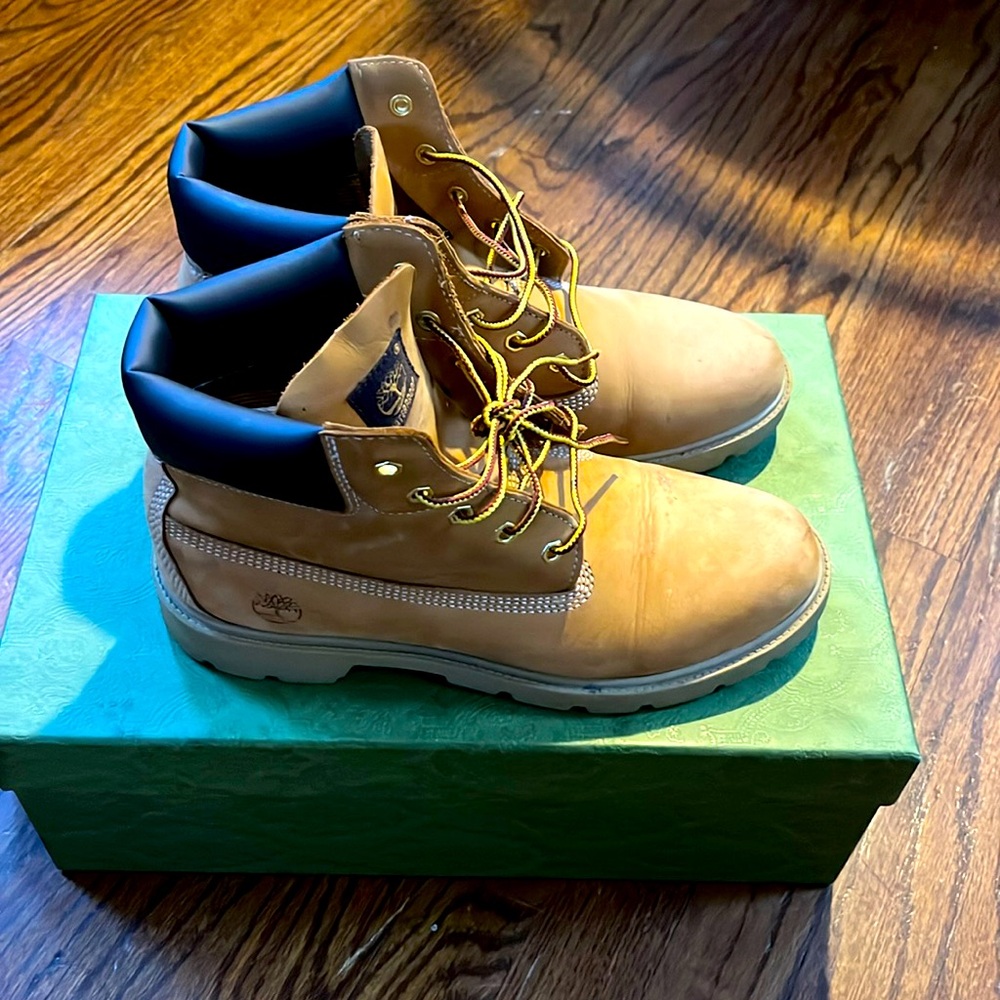 Timberland Wheat Boots
Size 7
Lightly worn